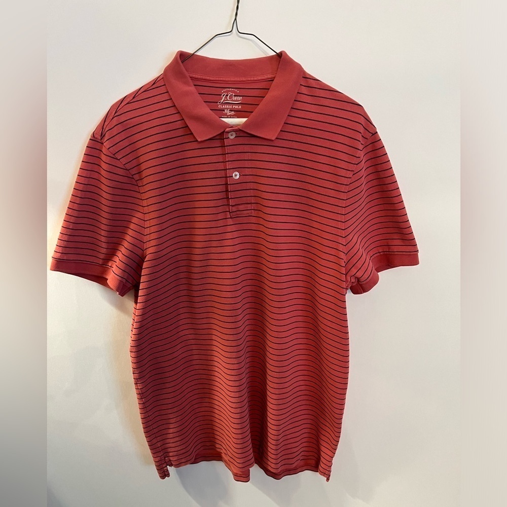 J CREW CORAL AND NAVY BLUE MEN’S CLASSIC POLO SHIRT “KNIT GOODS”